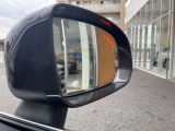 リアバンパーに内蔵されたミリ波レーダーにより、後方から接近する車の存在を知らせるBLISに、インジケーター点灯中に車線変更などした場合に、ステアリングを自動修正するステアリングアシスト機能が付きます。