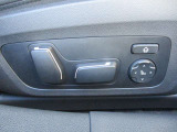 運転席メモリー付きフロント電動シート装備。