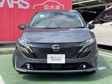標準でアダプティブLEDヘッドランプシステムを装備。照射パターンを変化させることで対向車や先行車がまぶしくならないようハイビームをキープ。良好な視界を確保します。