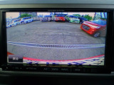 バックカメラ装備!シフトレバーをバックに入れると、ナビの画面に後ろの映像を表示します。運転席から見えにくい部分が確認出来るので、安心して操作が出来ます♪