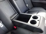 便利なカップホルダーを装備しています。缶ジュースを開けて運転していると振動で倒れないかヒヤヒヤ、意外と置き場に困るもの。 意外に重要な装備ですね。