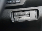 運転席の右側にはステアリングヒーター、エマージェンシーブレーキなど、各種操作ボタンが付いています。