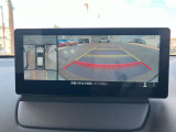 360度ビューカメラを搭載。4方の小型カメラの映像を処理し、車両真上からの映像に変換しています。