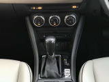 【オートブレーキホールド】停車中にブレーキペダルから足を放しても、ブレーキを自動的に制御して、車両の停車状態を保持する機能です。信号待ちなどの停車時に運転者の負担を軽減します。