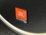 【JBLサウンドシステム】メーカーオプションの高品位サウンドシステムを搭載。専用のチューニングが施された大小様々なスピーカーから良質なサウンドが奏でられ、臨場感あふれる音響空間を演出します。