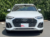 Audiデザインの特徴であるシングルフレームグリルが存在感を主張します。