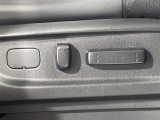 【パワーシート(電動シート)】シートを電動で、前後にスライドまたは上下の高さなどを調整することができます!細かい操作もスイッチ一つでできるので、とても便利です!