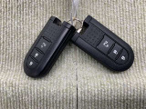 手荷物が多いときでも、スマートキーをバッグやポケットに携帯していれば、キーを取り出すことなくドアの解錠・施錠ができます