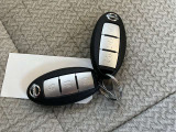 日産インテリジェントキー!遠くからでも鍵を開けられます。ハザード ランプが連動して光ってくれるのも 確認しやすくていいですよね♪