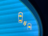 【ブラインドスポットモニタリング】走行中、ドアミラーの死角になりやすい箇所に後続車が接近するとサイドミラー付近に警告を表示、ドライバーに注意喚起をしてくれます。