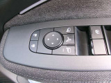 ドアミラーの鏡面の調節、格納は運転席からすべて操作できます!
