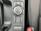 手元には運転姿勢を崩さずに操作していただける、ロータリーコマンダースイッチが装備されております。