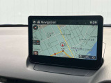 スマートフォンと接続して頂く事で使用可能な「Apple CarPlay/Android Auto」電話の応答は勿論、メッセージの受信やLINE、音楽接続からナビアプリの使用まで幅広く活躍致します。