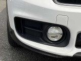 夜間走行時も良好な視界を確保し安心して運転できる高輝度LEDヘッドライトを装備!点灯速度が早く、消費電力も抑えられています。