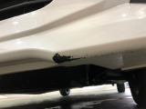 左側フロントバンパーにキズがあります