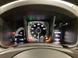 スピードメーターとタコメーターを大きく配した見やすいメーター部になっています。右側のインフォメーション画面でオドメーターや燃費などの情報を確認できます。
