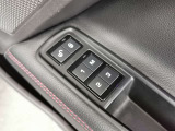 メモリー機能付フルパワーシート ドライバー3名までのシートポジション(ステアリング、ドアミラー含む)を記憶しておくことができます。