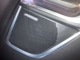 【Meridian】「Meridian」のサウンドシステムを搭載。低音から高音までをクリアに再現し車内に臨場感溢れる音響空間を提供致します。