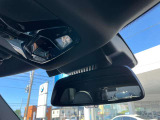 細部まですべて点検されたMINIが認定中古車として新しいオーナーを待っています。
