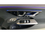 【メモリー付パワーシート】シートをかたどった調整スイッチはメルセデス・ベンツが特許を持っています。様々な体型の乗員に合わせた、きめ細かい調整が可能になっています。
