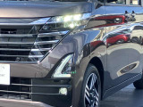LEDヘッドライト&フォグランプ、ハロゲンランプと比べると白く自然に近い明るさで、ライトの照射角も調整できるため、視認性が高くなります。