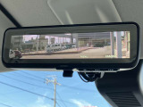 インテリジェント ルームミラー、車両後方のカメラ映像をミラー面に映し出すので、車内の状況や、天候などに影響されずいつでもクリアな後方視界が得られます。