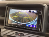 リバースギアに入れるだけで後方の表示へ切り替わります。夜間や雨の日の駐車も楽になりますよ。