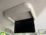 【フリップダウンモニター】大画面モニターで後席でもエンタメをお楽しみいただけます。小さなお子様にも大人気の装備です♪