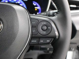 レーダークルーズコントロール使用時に、同一車線内中央を走行できるよう操舵を支援する「レーントレーシングアシスト(LTA)」が装備されています。