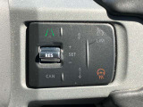 【アダプティブクルーズコントロールレーンキープアシスト】高速道路や渋滞時、先行車の減速、停止を検知し、安全な車間距離を保ちます。また車線を逸脱しそうになると、元の車線に戻るようにアシストする機能です。