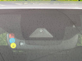 【プリクラッシュセーフティ】前方の車両等を検知し、衝突しそうな時は警報で注意を促し、ブレーキを踏む力をサポート。ブレーキを踏めなかった場合は衝突被害軽減ブレーキが作動、衝突回避をサポートします。