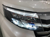 白く明るい光で夜間走行をサポートするLEDヘッドランプを搭載
