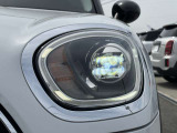 夜間走行時も良好な視界を確保し安心して運転できる高輝度LEDヘッドライトを装備!点灯速度が早く、消費電力も抑えられています。