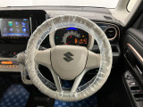 【ハンドル回り】インテリアに合わせたデザインのステアリングは、運転される方のことも考え、運転しやすい形状、大きさです。ぜひ一度、実際に触ってお確かめください。