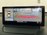 360度ビューカメラを搭載。4方の小型カメラの映像を処理し、車両真上からの映像に変換しています。