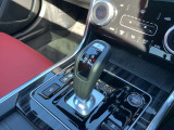 【シフトレバー】ガン式のシフトレバーを採用したA/T 細かく制御された変速によりスムーズなドライビングをサポート。ショックもなく低速から高速域まで快適なドライブを提供します。