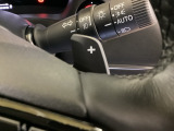 ステアリングホイール・後ろの減速セレクターは、左右に取り付けられた2つのパドルスイッチで減速の強さを調整。 左側の「-」を操作すると減速を強く、右側の「+」を操作すると減速を弱くすることができます。