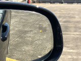 【ブラインドスポットアシスト】死角に車がしてもドアミラーの一部が光ってお知らせ!危険を感じるとハンドルが抵抗いたします。
