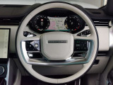 RANGEROVERのエレガントなステアリングはソフトレザーの握り心地の良いレザーを使用しています。