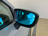 【ブルーミラー】日光や後続車のヘッドライトによる眩しさを軽減。さらに親水コーティングが施され雨の日の水滴の付着を防いでミラーを見やすくします。