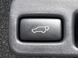 【パワーバックドア】スマートキーや運転席のボタンを押すだけでリアゲートが自動で開閉します!荷物を持っている時や、高い位置にあるバックドアを閉める際に便利な機能です♪