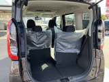 リヤシートはスライドしますので荷室や足元の広さ調整ができます。