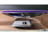 【メモリー付パワーシート】シートをかたどった調整スイッチはメルセデス・ベンツが特許を持っています。様々な体型の乗員に合わせた、きめ細かい調整が可能になっています。