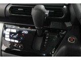 インパネシフトだから視線の移動も少なく足元もスッキリ♪運転席もゆったりしているのでゆとりを持ってドライブできますね!