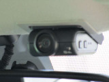 フロント用+車室内用ドライブレコーダー 車内および車側面の撮影記録、それに加えてリアガラス越しの後方撮影にも対応。