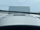 ヘッドアップディスプレイを装備しています。ドライバーの視線の先にスピードが表示されるので、視線の異動が少なく、安全に運転出来ます。