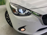【LEDヘッドライト】悪天候や夜間走行時も良好な視界を確保し安心して運転できる高輝度LEDヘッドライトを装備!点灯速度が早く、消費電力も抑えられています。