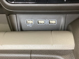 エアコン操作パネルの下に、スマートフォンなどの充電可能なUSB端子が2個、音源などの外部入力の可能なUSB端子が1個ついています。移動中に充電もできるので便利です。
