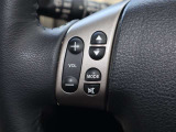 ステアリング左側にはオーディオコントロールスイッチを搭載。走行中でも簡単に音量の上げ下げ、曲の送り戻し、モードの切り替えが可能です。クイックに切り替えてお好みの音楽で楽しいドライブを!