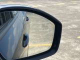 【ブラインドスポットアシスト】車線変更時に目視できない車を検知すると、検知した側のミラーに警告ライトが点灯。更にステアリングを制御し、アシストしてくれます。